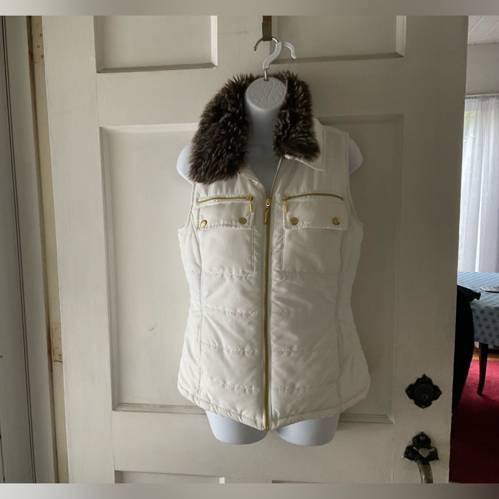 White vest with faux collar fur